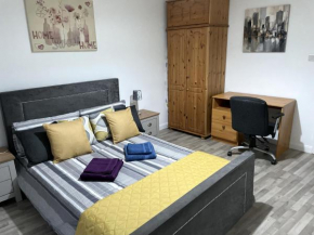 Lovely 1-bedroom serviced apartment sleeps 4 for short or long stay